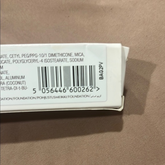 Charlotte Tilbury Beautiful Skin Foundation in Gold Packaging - Picture 6 of 6